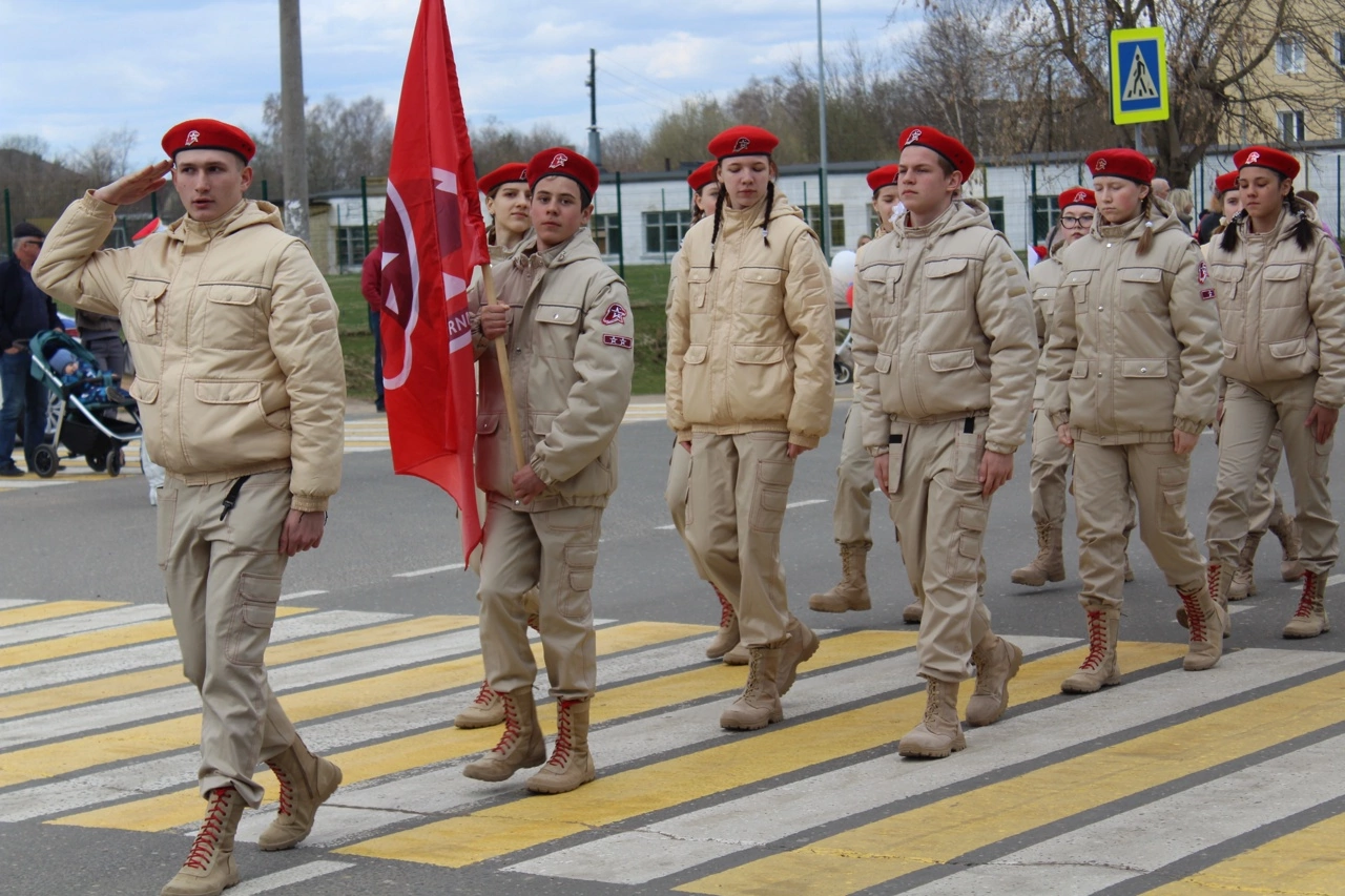 Делегация Калашниковской школы приняла участие в торжественном шествии, посвящённом празднику Весны и Труда