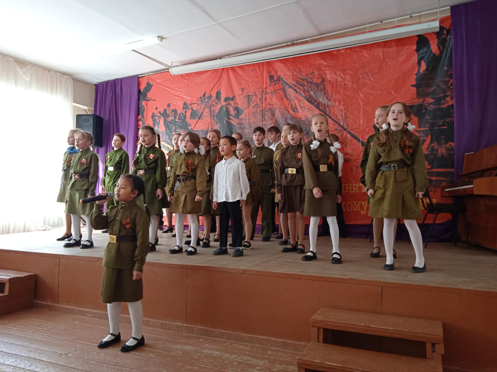 Юнармейцы и учащиеся Калашниковской школы приняли участие в концерте, который посвятили ветеранам, труженикам тыла и детям войны