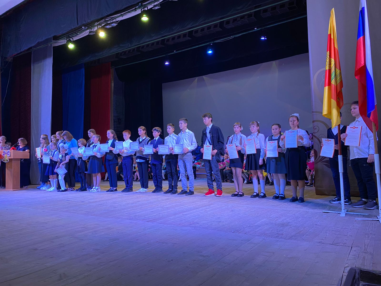 В Калашниковской школе прошла торжественная линейка, посвящённая Дню Знаний