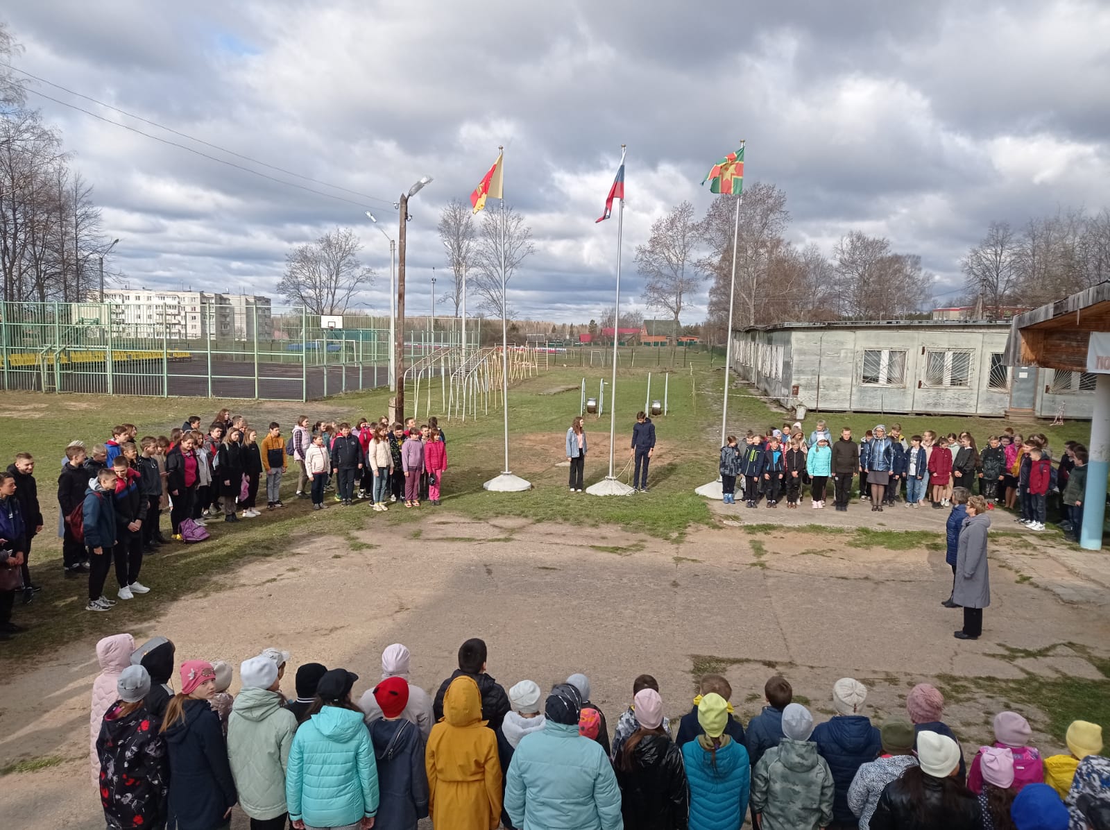 Поднятие флага под Гимн России на общешкольной линейке